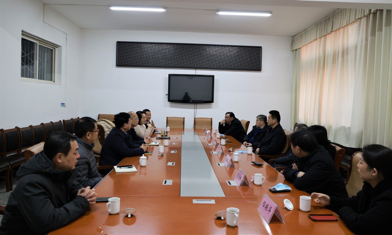 濮阳市教育局局长高尚功一行赴濮阳石油化工职业技术学院走访慰问2.jpg